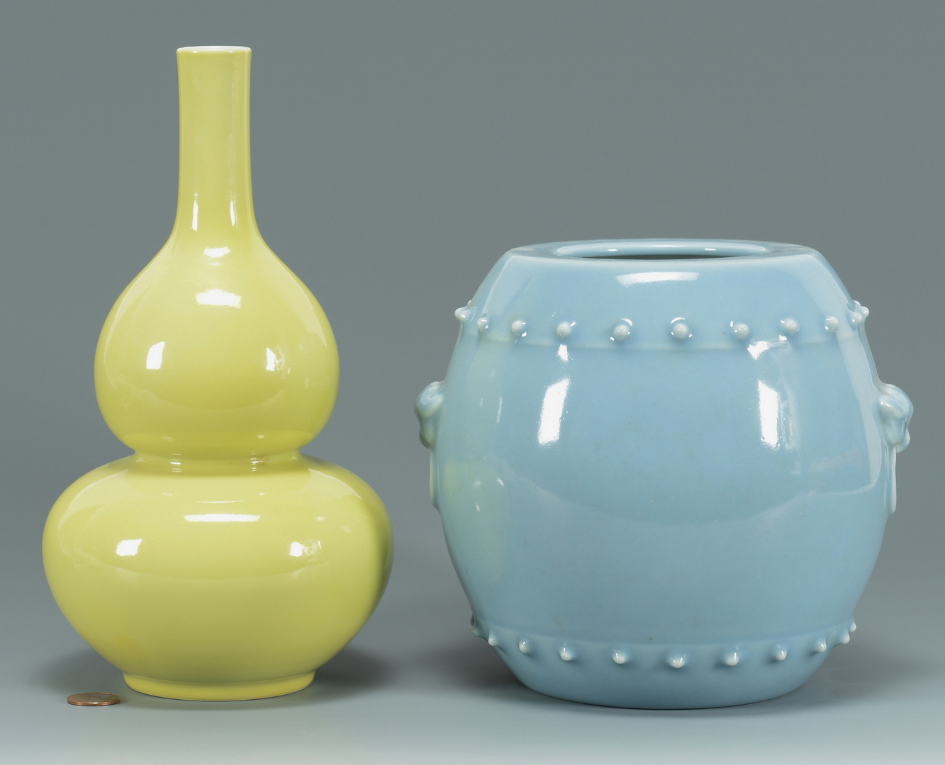 Lot 3088283: 2 Chinese Porcelain Vases