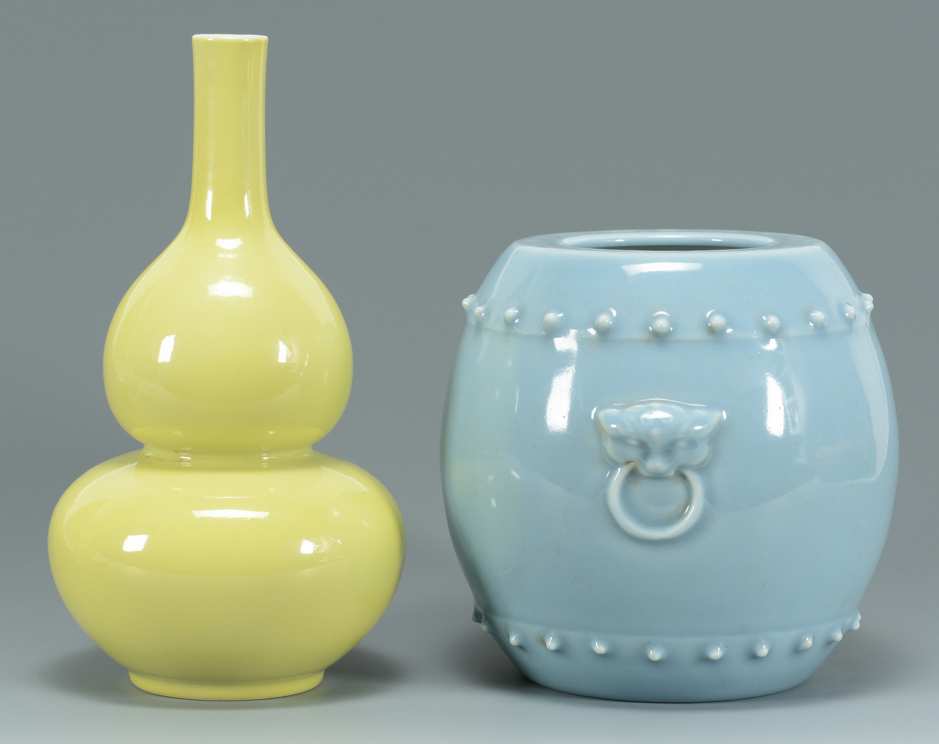 Lot 3088283: 2 Chinese Porcelain Vases