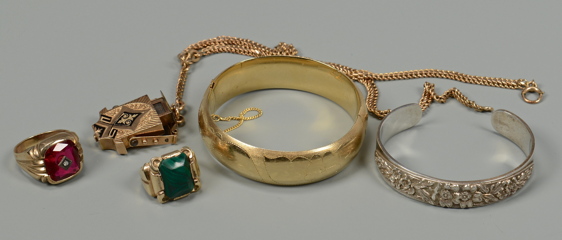 Lot 594: 5 Articles of Vintage Jewelry