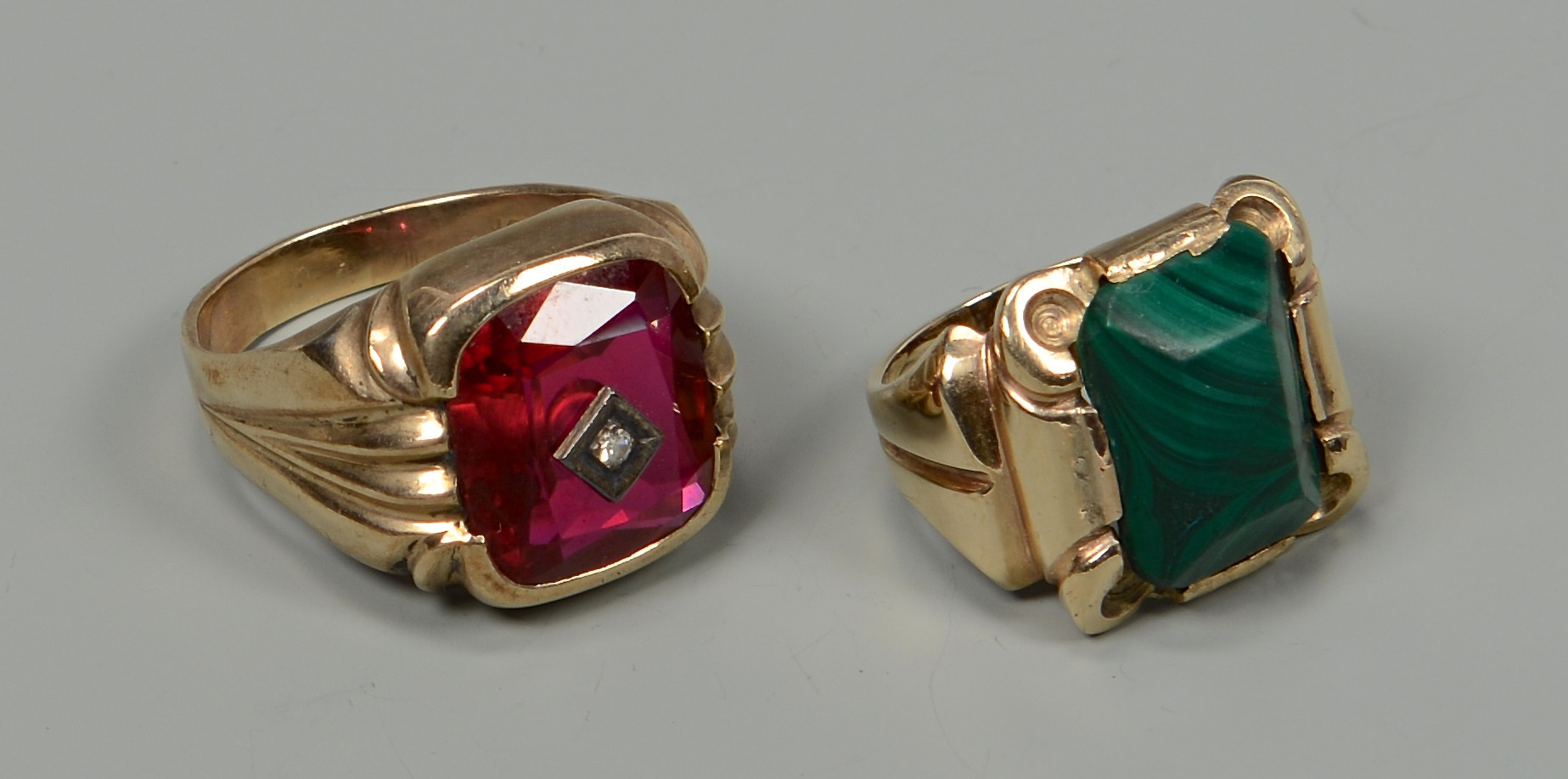 Lot 594: 5 Articles of Vintage Jewelry