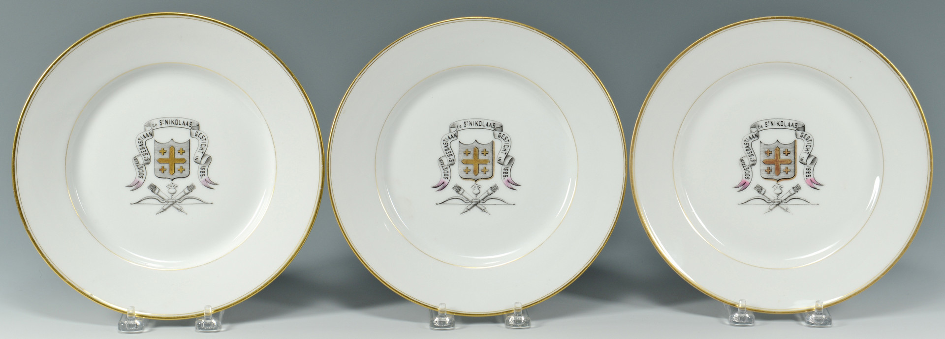 Lot 889: 6 Armorial Plates