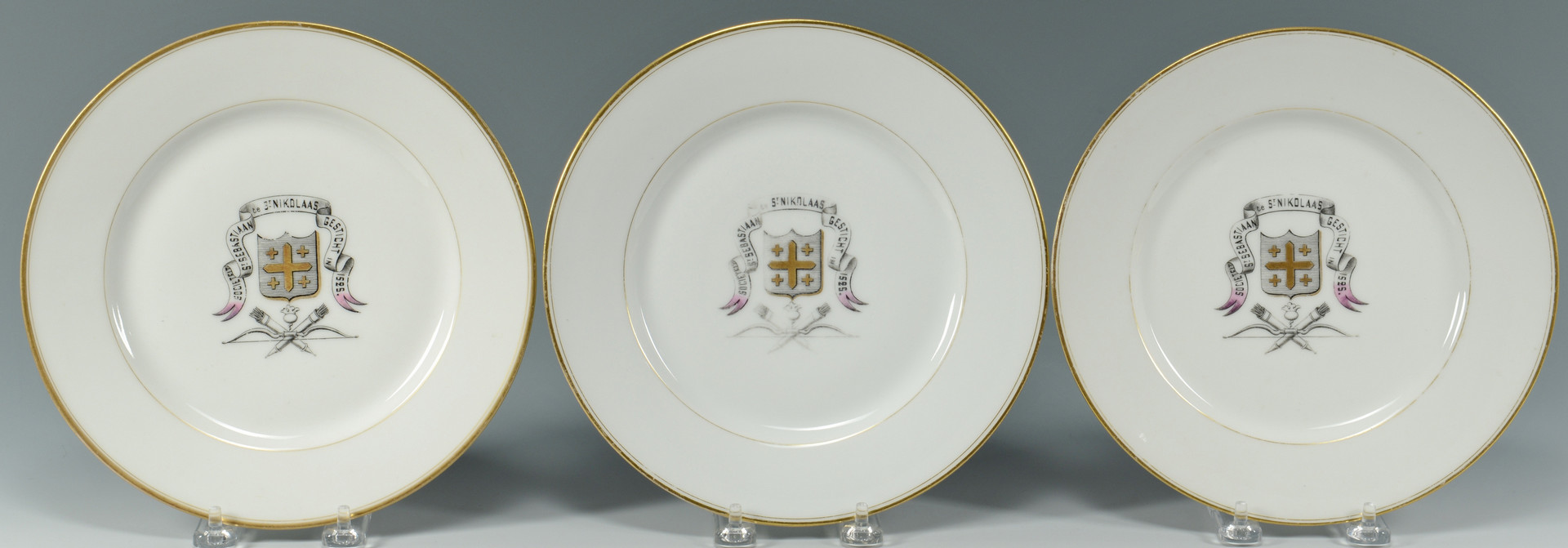 Lot 889: 6 Armorial Plates