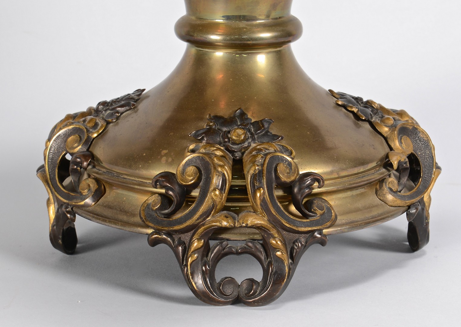 Lot 16: Bronze Dragon Vase, Aesthetic Influence