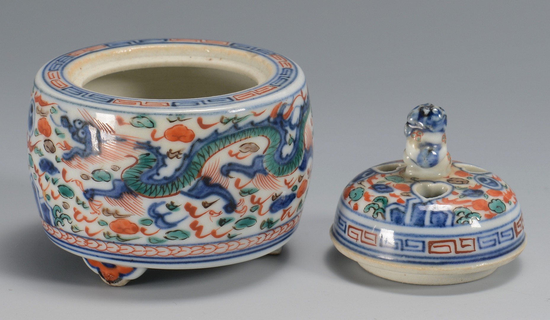 Lot 27: Chinese porcelain bowl and censer