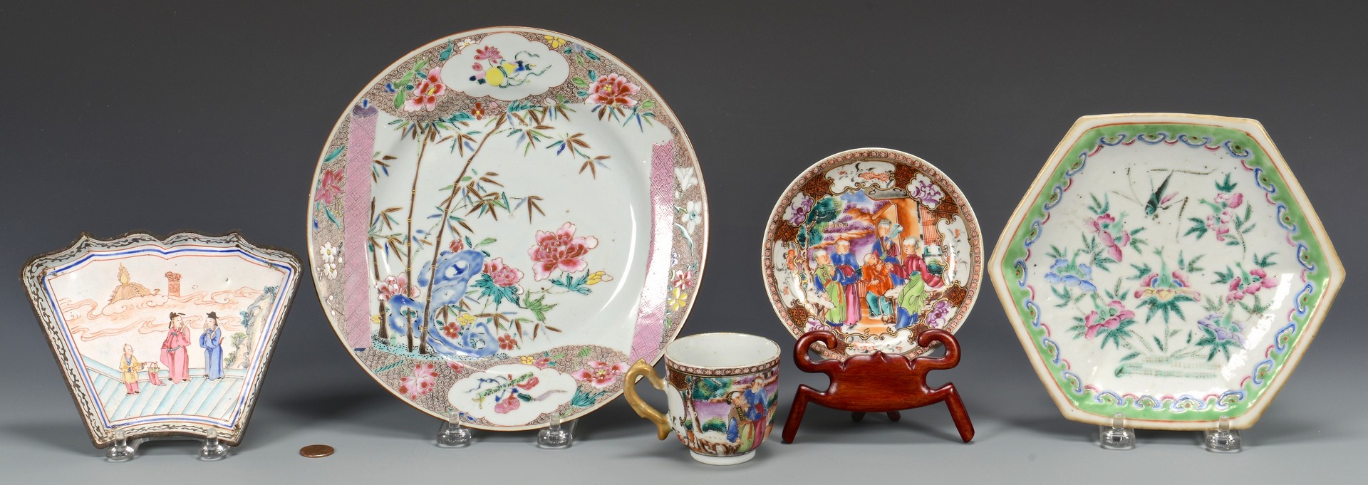 Lot 352: Grouping of Chinese Export Porcelain, 5 pcs.