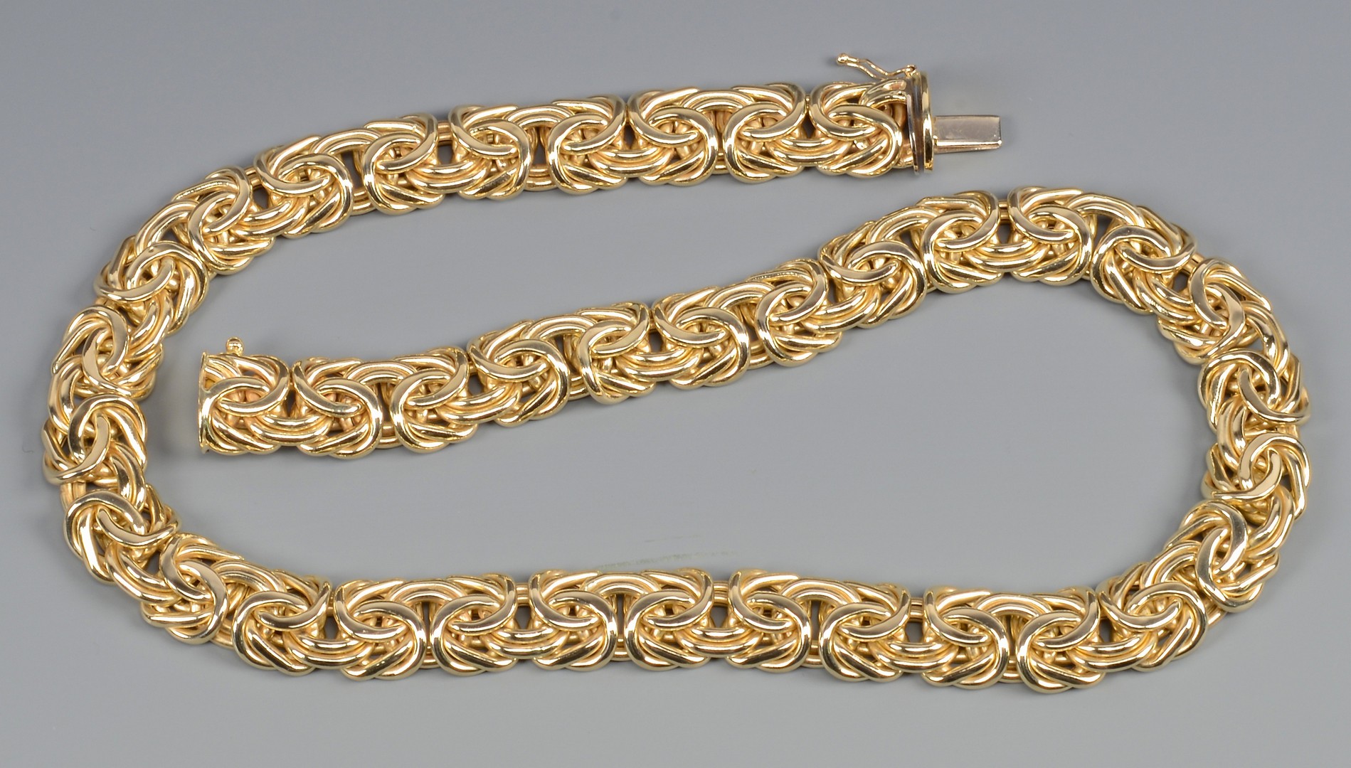Lot 392: 14k Italian gold Etruscan link necklace