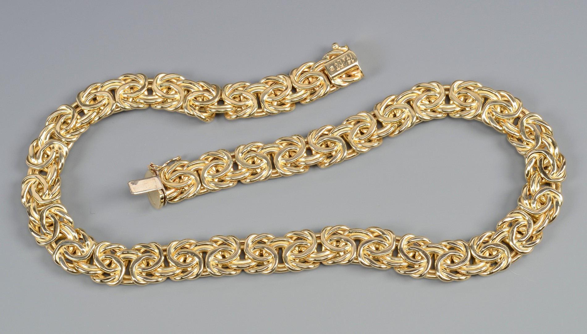 Lot 392: 14k Italian gold Etruscan link necklace