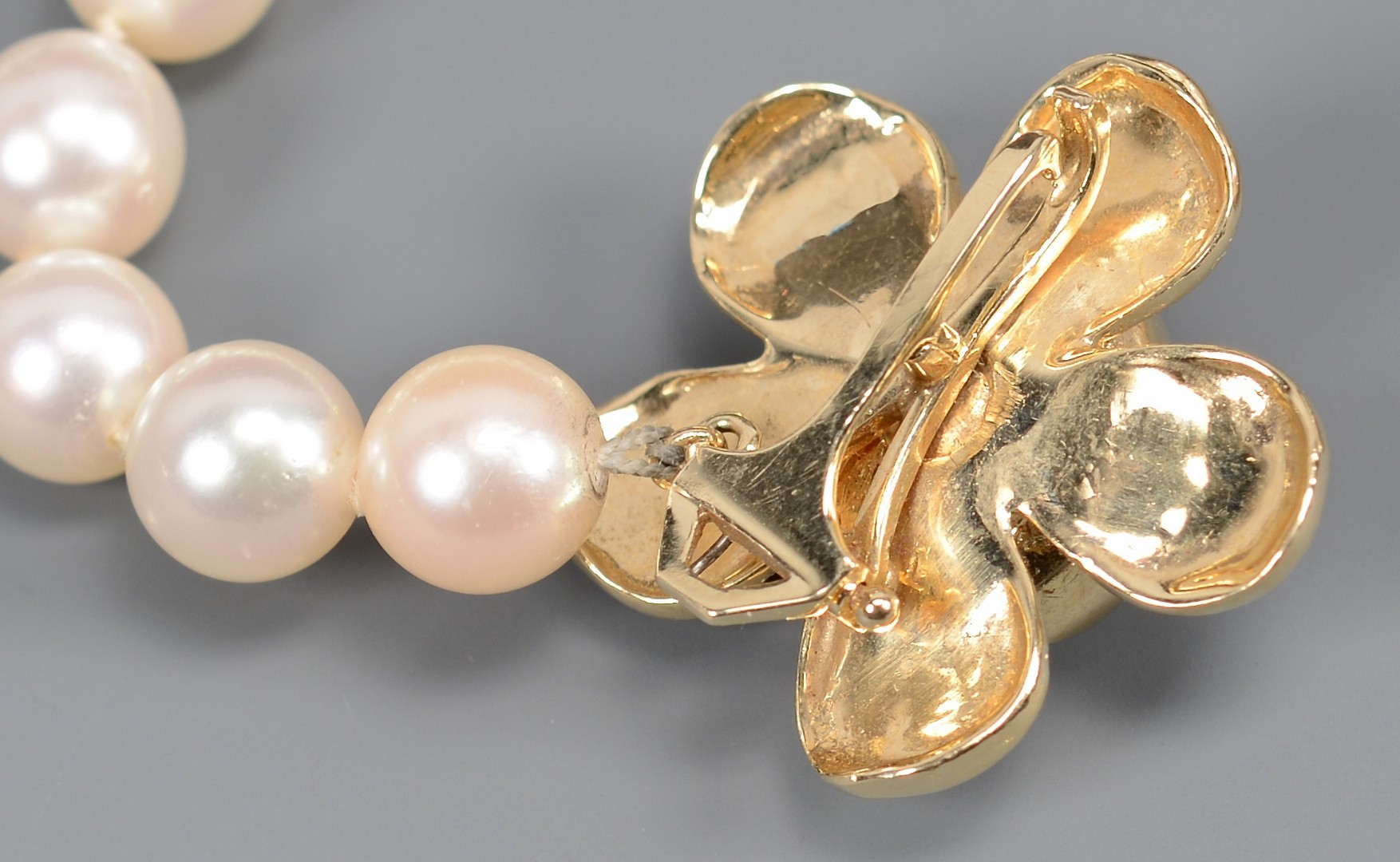 Lot 393: 32" pearl necklace, 14k wonder-clasp