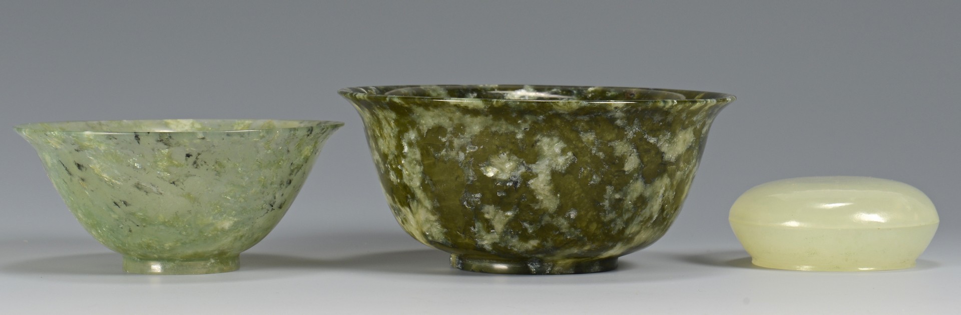 Lot 722: 2 carved jade bowls and covered box