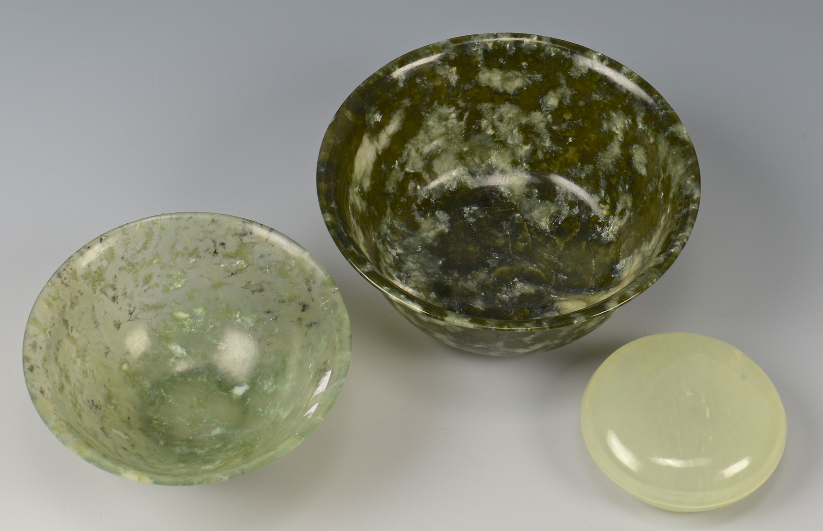 Lot 722: 2 carved jade bowls and covered box