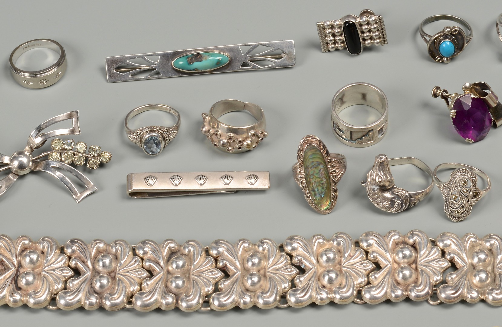 Lot 827: Assorted Grouping of Jewelry