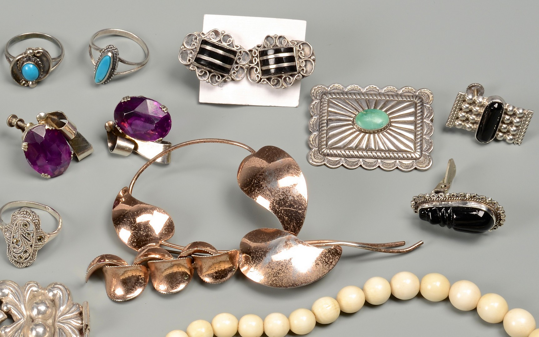 Lot 827: Assorted Grouping of Jewelry