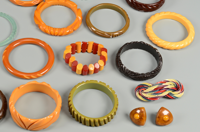 Lot 833: Vintage Bakelite, Jewelry and More