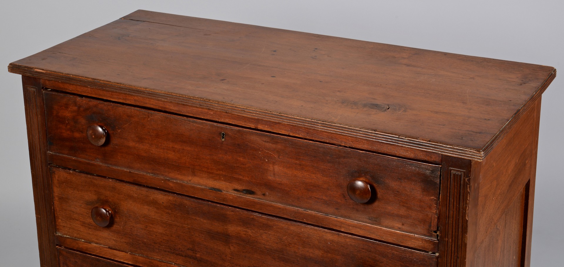 Lot 106: Kentucky walnut chest of drawers, reeded stiles
