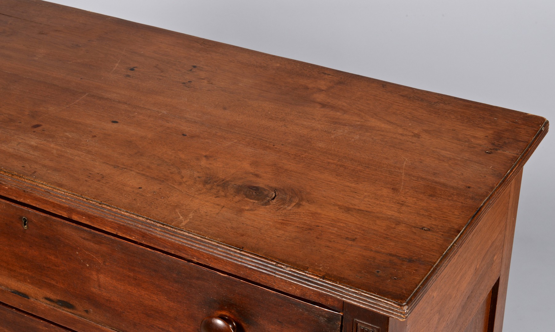 Lot 106: Kentucky walnut chest of drawers, reeded stiles