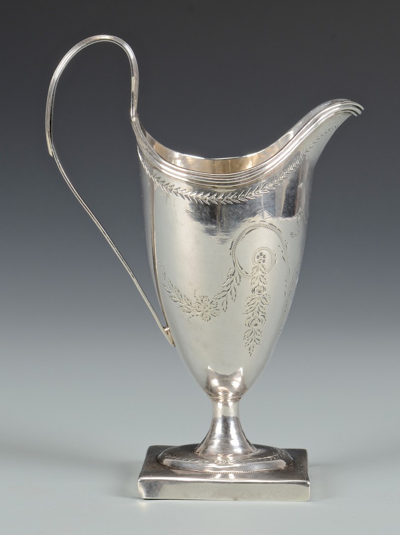Lot 48: George III cream jug, snuff box