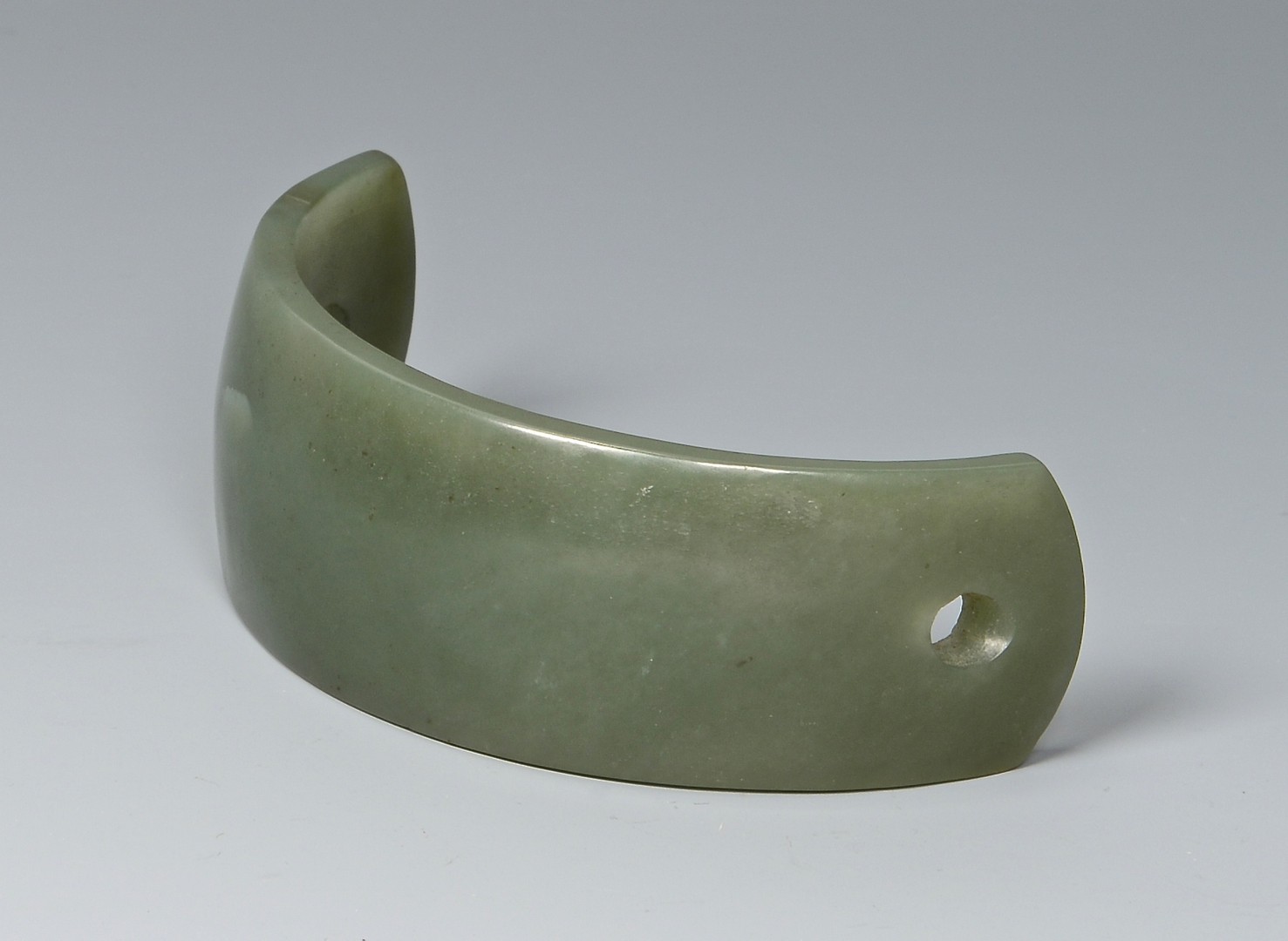 Lot 701: 3 Chinese jade and hardstone items inc. bowl, armb