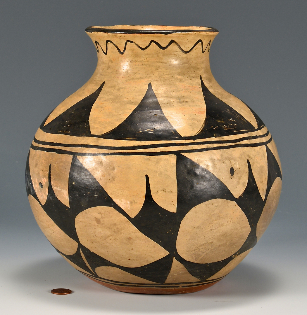 Lot 524: Southwest Native American Pottery Olla