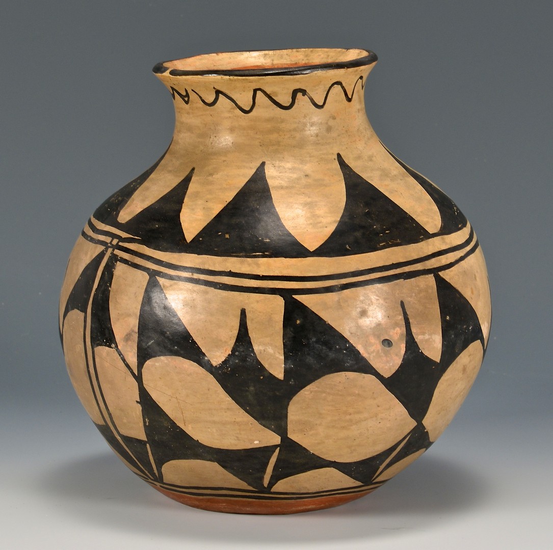 Lot 524: Southwest Native American Pottery Olla