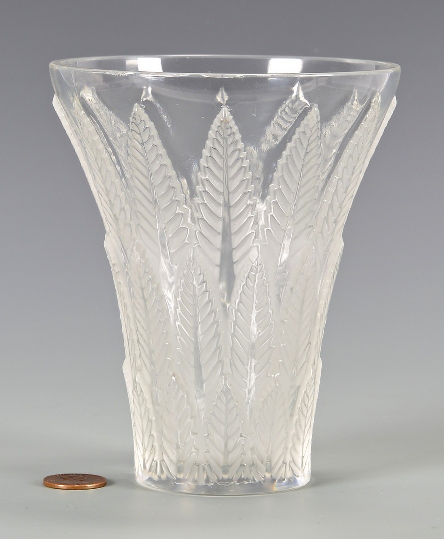 Lot 731: Lalique Chataignier Art Glass Vase