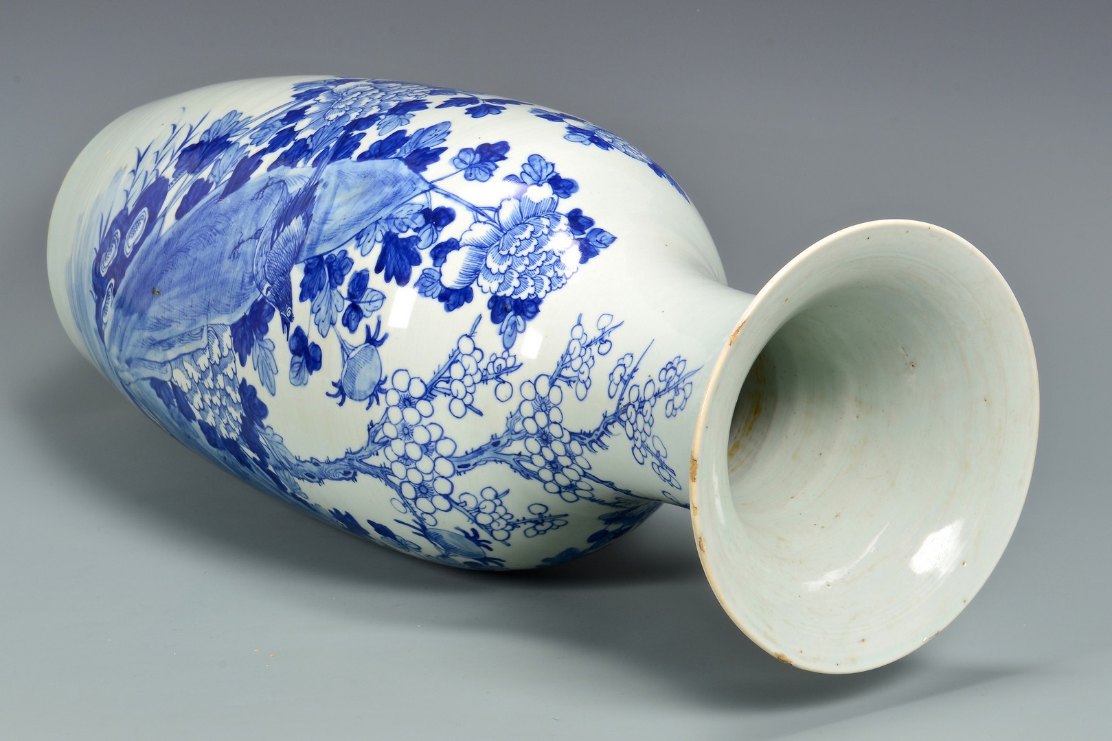 Lot 774: Large Chinese Blue & White Porcelain Vase