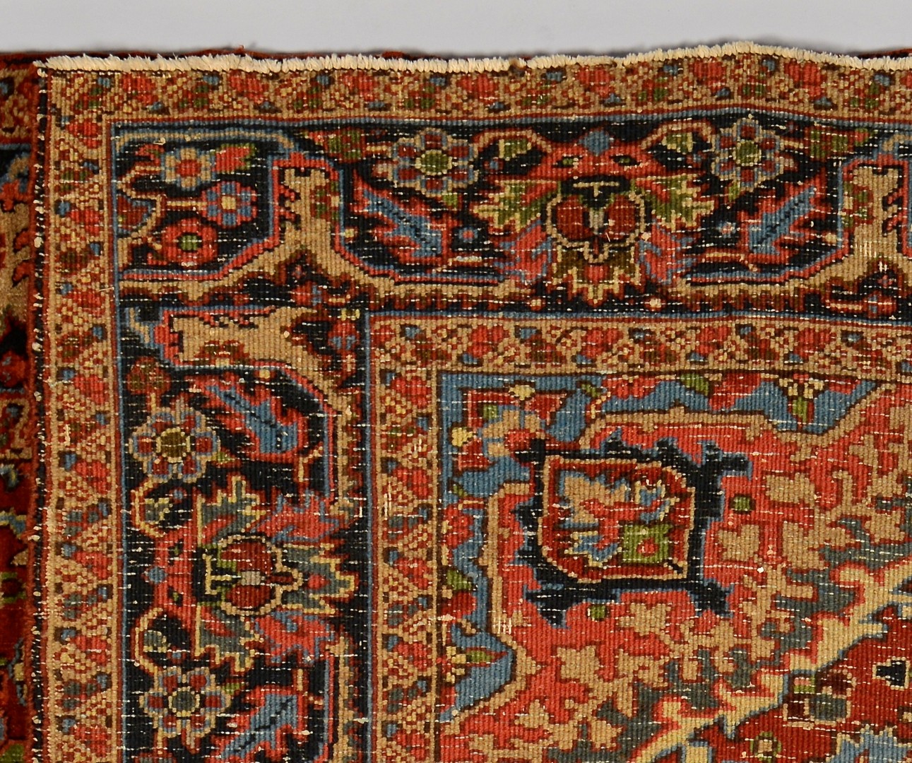 Lot 909: Persian Heriz Carpet Medallion Design