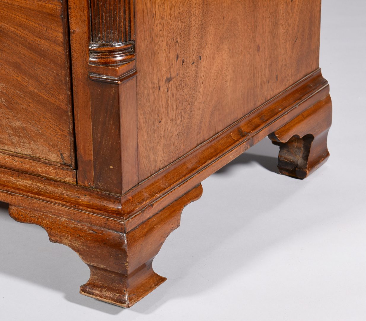 Lot 101: George III Mahogany Chest of Drawers