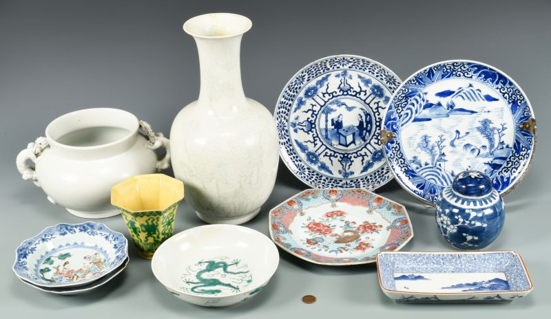 Lot 339: 11 Assorted Chinese Porcelain Items