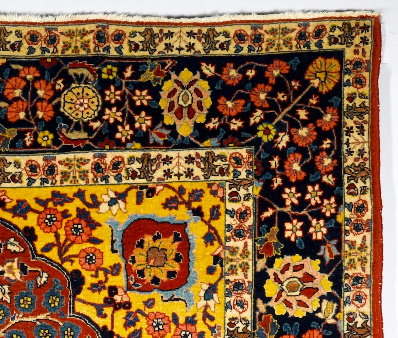 Lot 373: Antique Persian Isphahan rug, 4'6" x 6'5"