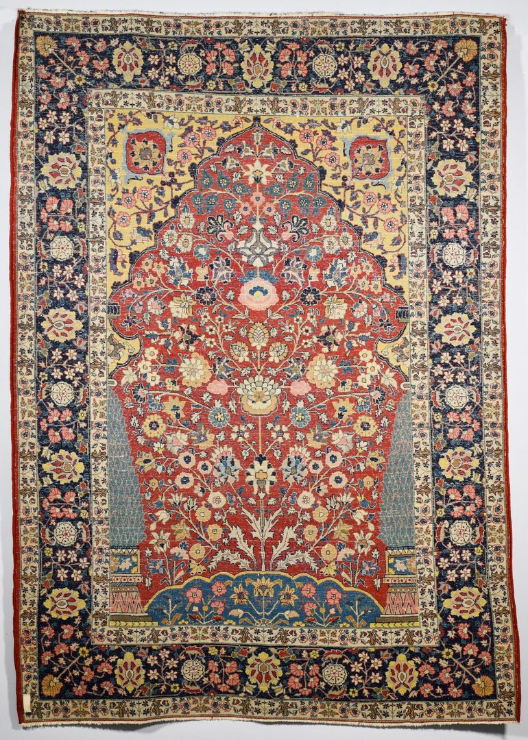 Lot 373: Antique Persian Isphahan rug, 4'6" x 6'5"