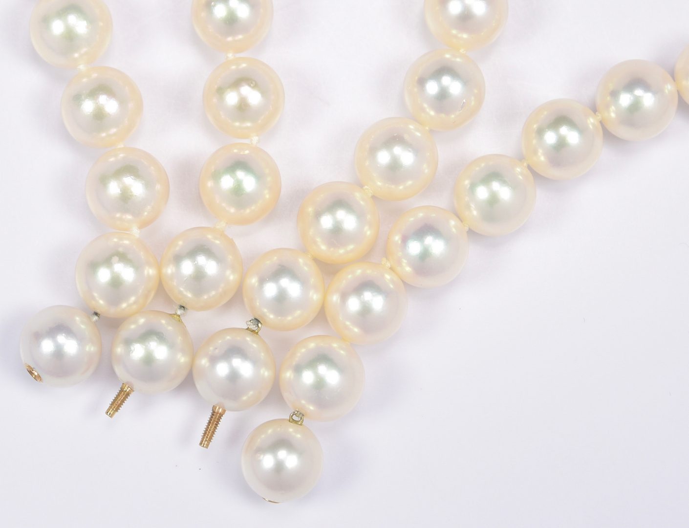 Lot 405: 9.5 x 10mm Pearl Necklace and Earrings