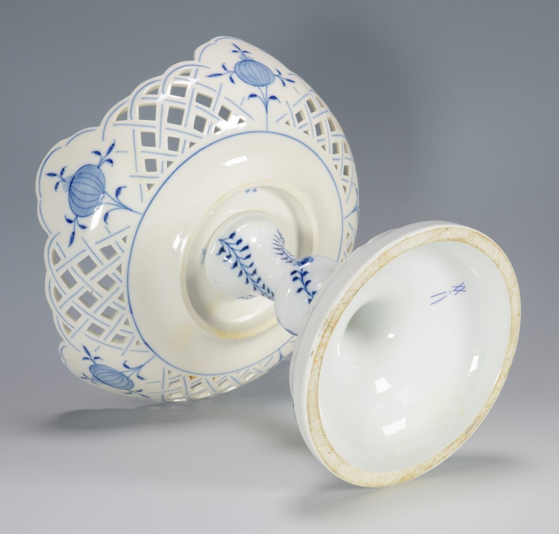 Lot 686: Meissen Blue Onion Porcelain, 93 pcs.