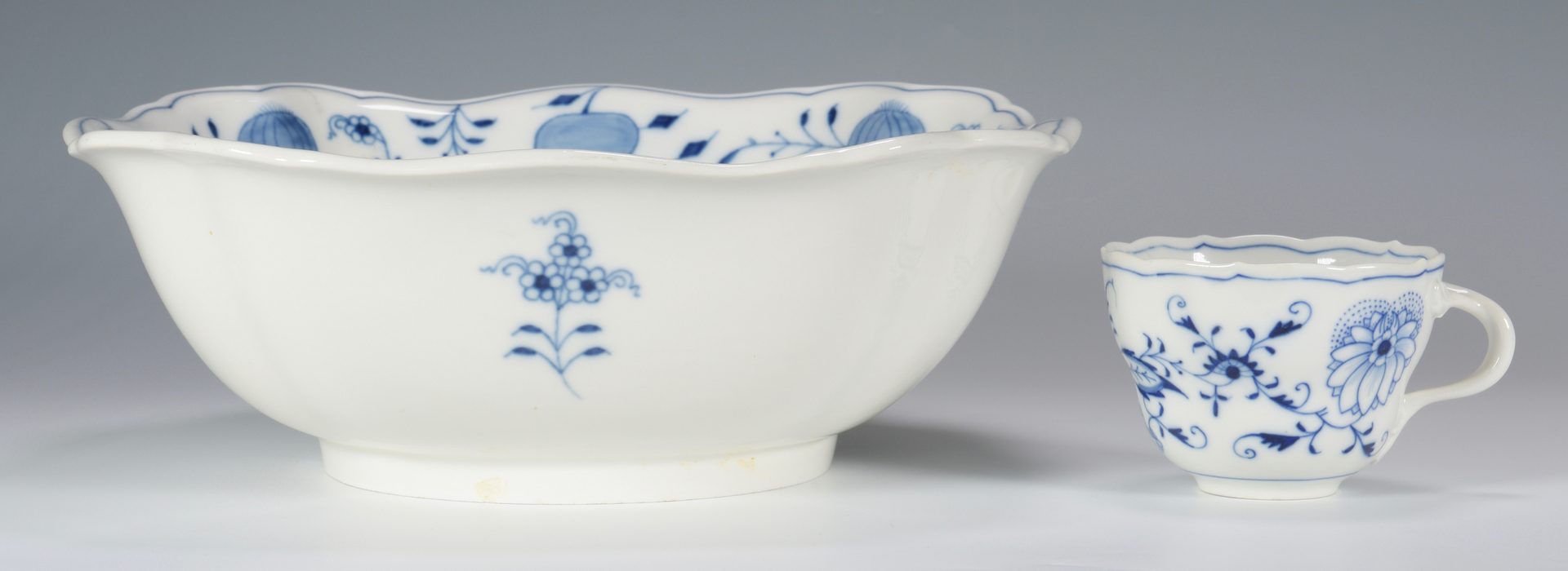 Lot 686: Meissen Blue Onion Porcelain, 93 pcs.