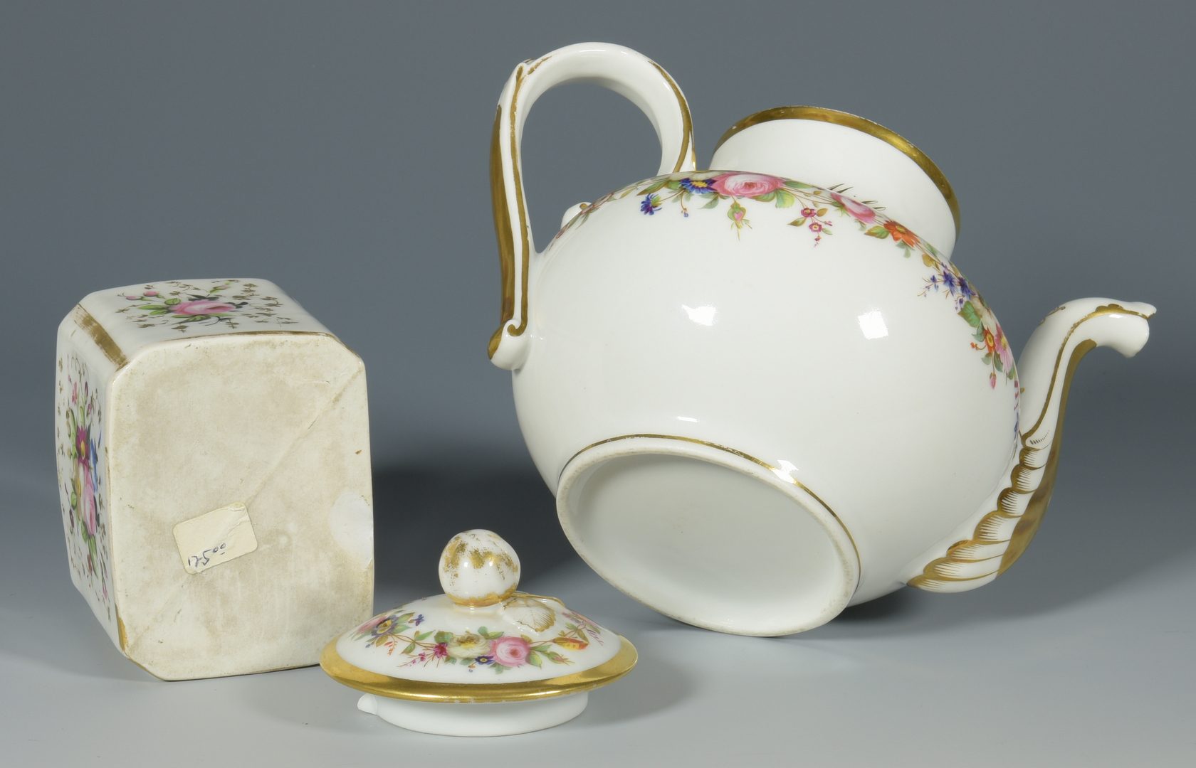 Lot 700: 7 European Porcelain items
