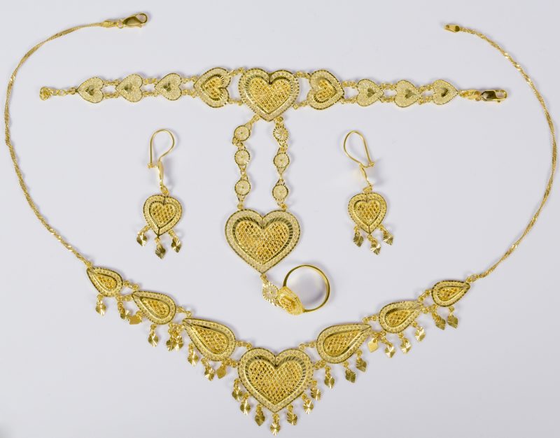 Lot 778: 21K Gold Filigree Heart Jewelry 3-pc Set