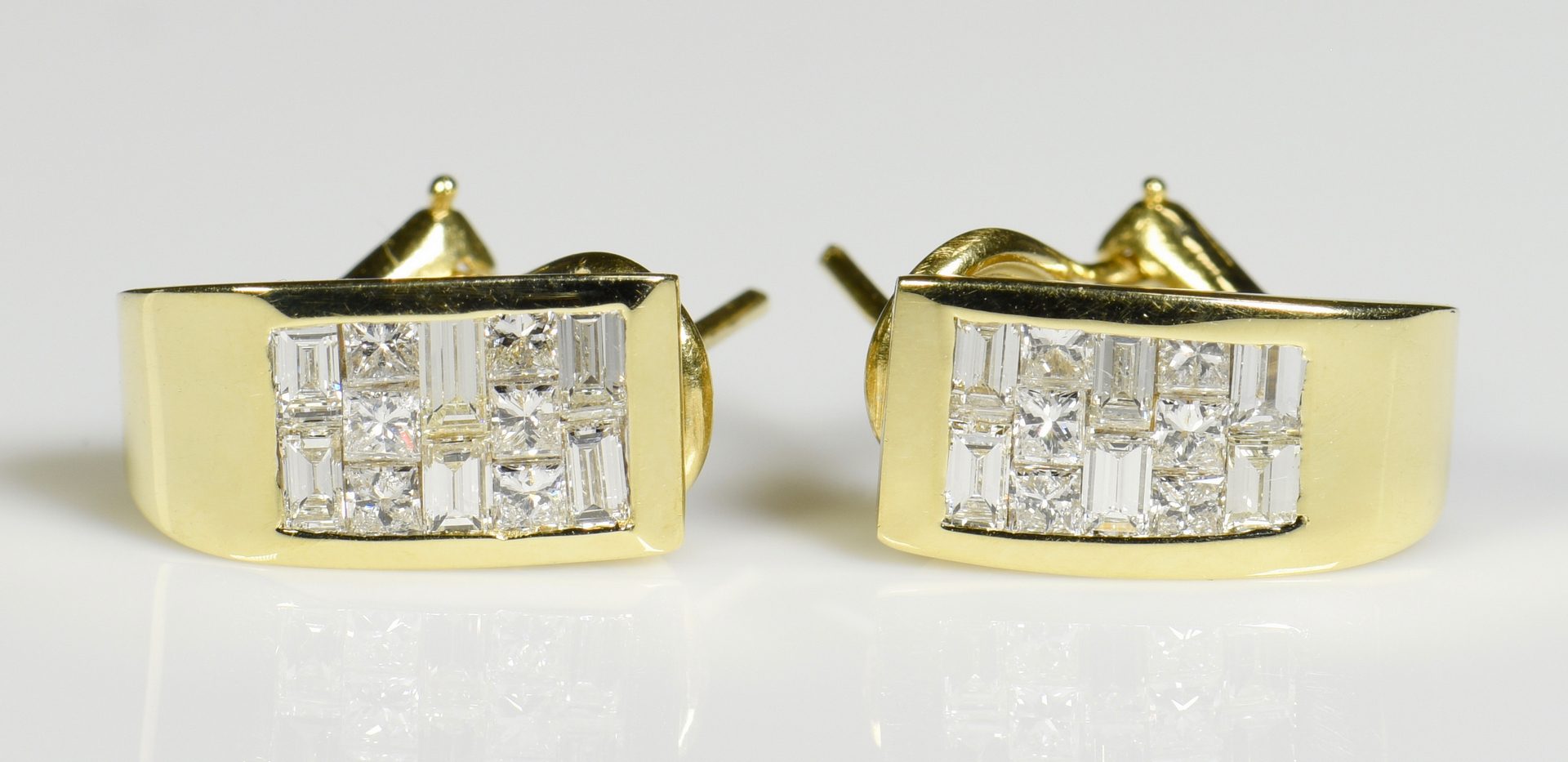 Lot 780: 18K Diamond Fashion Earrings