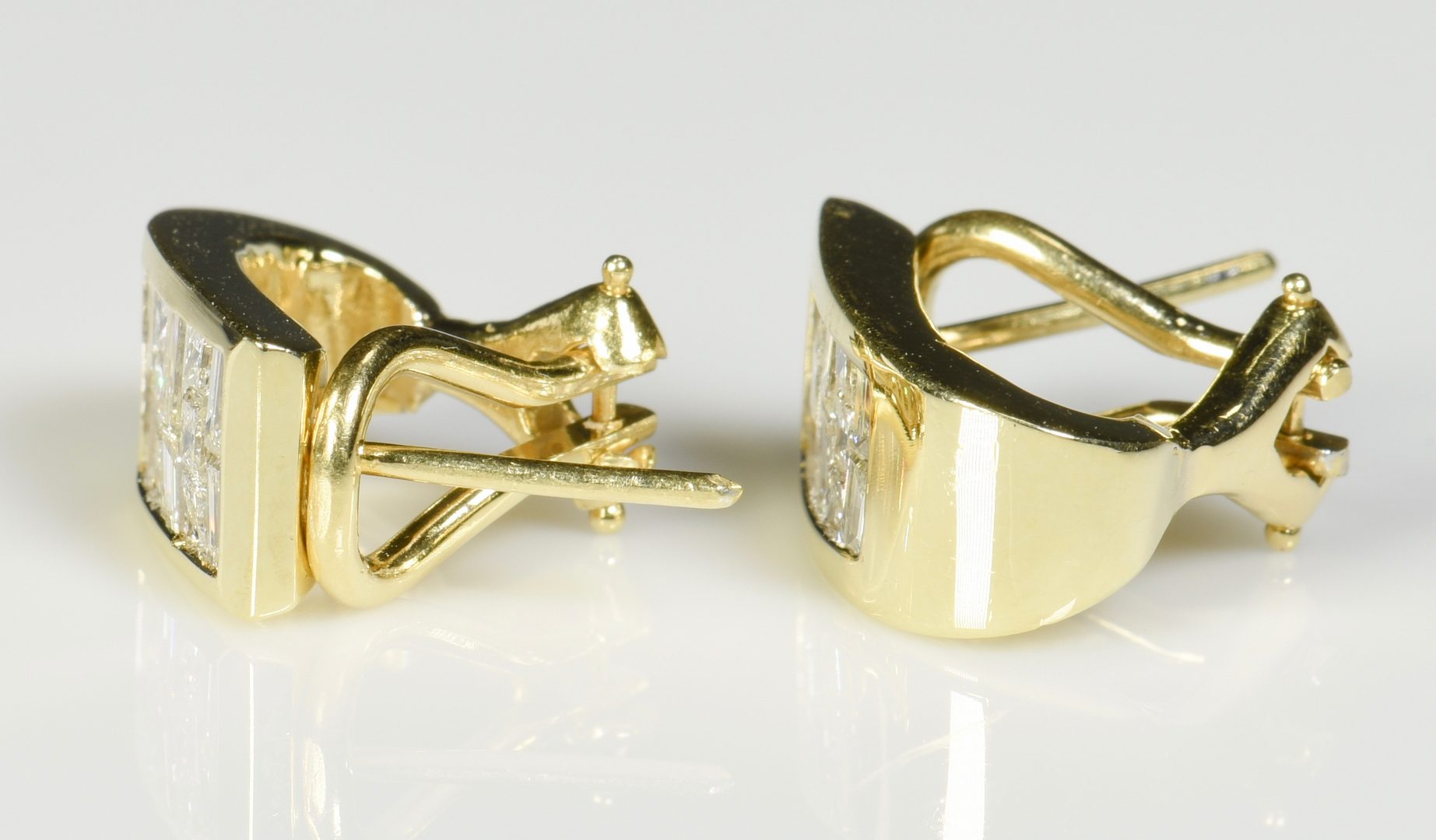 Lot 780: 18K Diamond Fashion Earrings