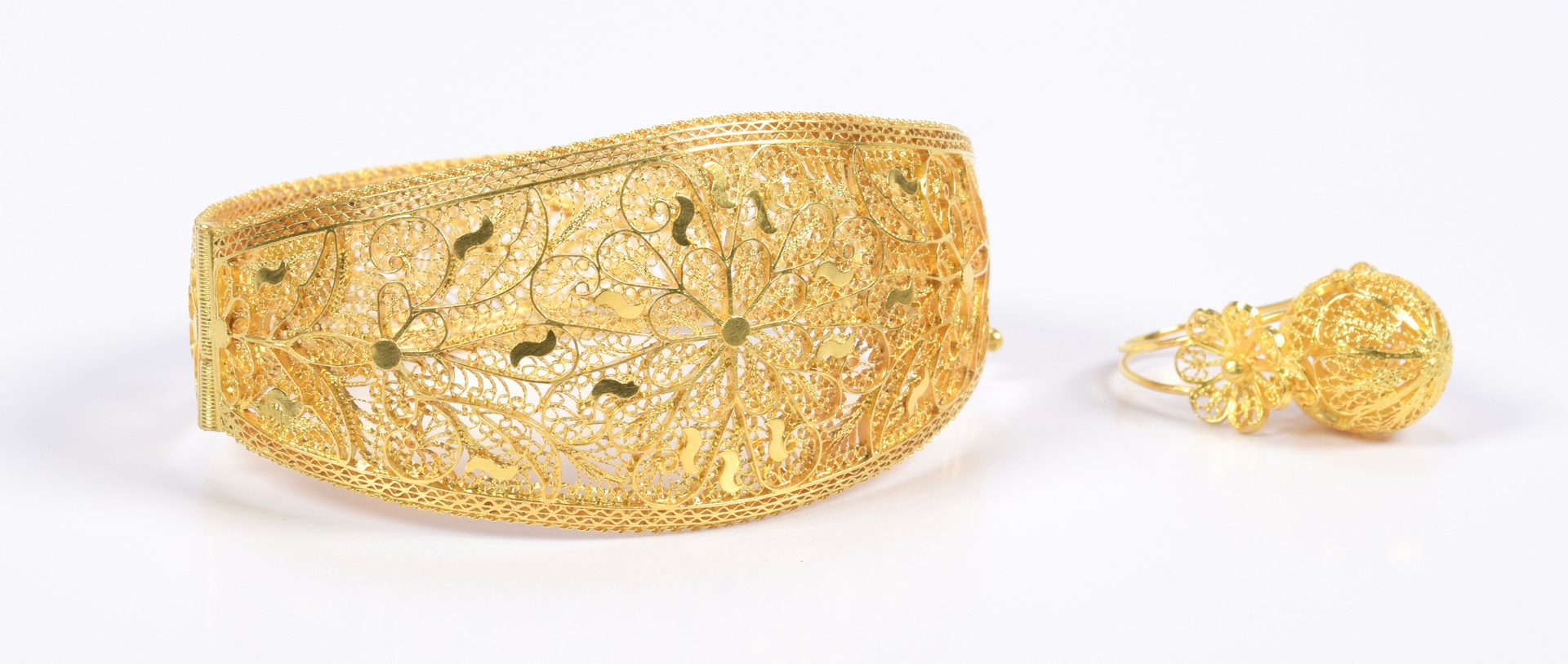 Lot 783: 18K Gold Filigree Bracelet and Ring Set