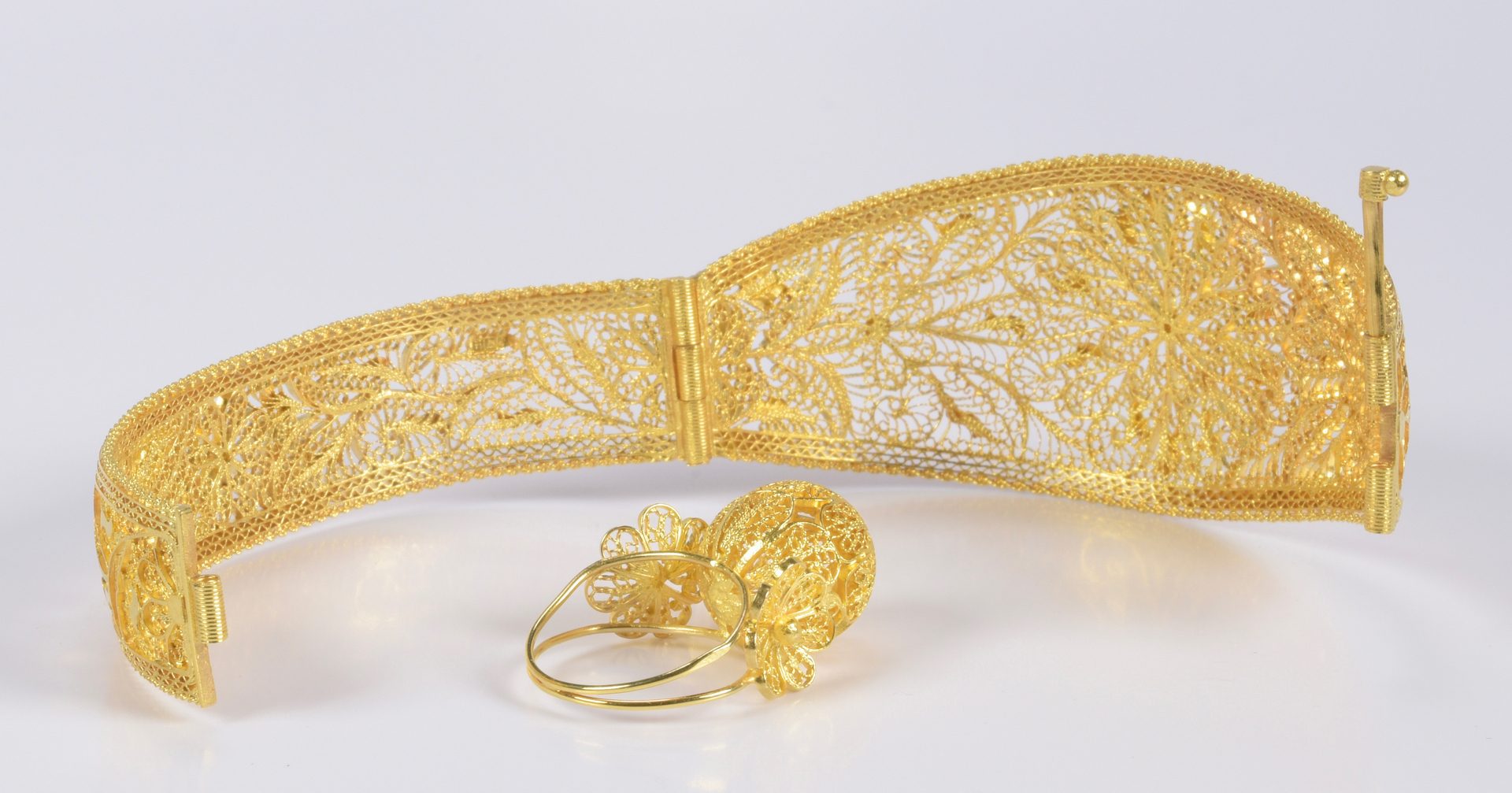 Lot 783: 18K Gold Filigree Bracelet and Ring Set