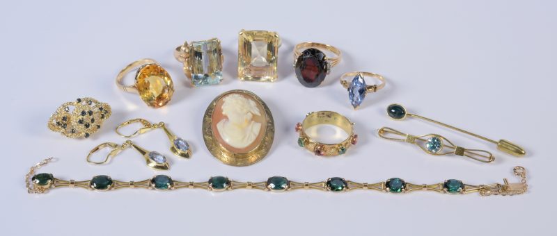 Lot 802: Group of Vintage Jewelry, 12 items