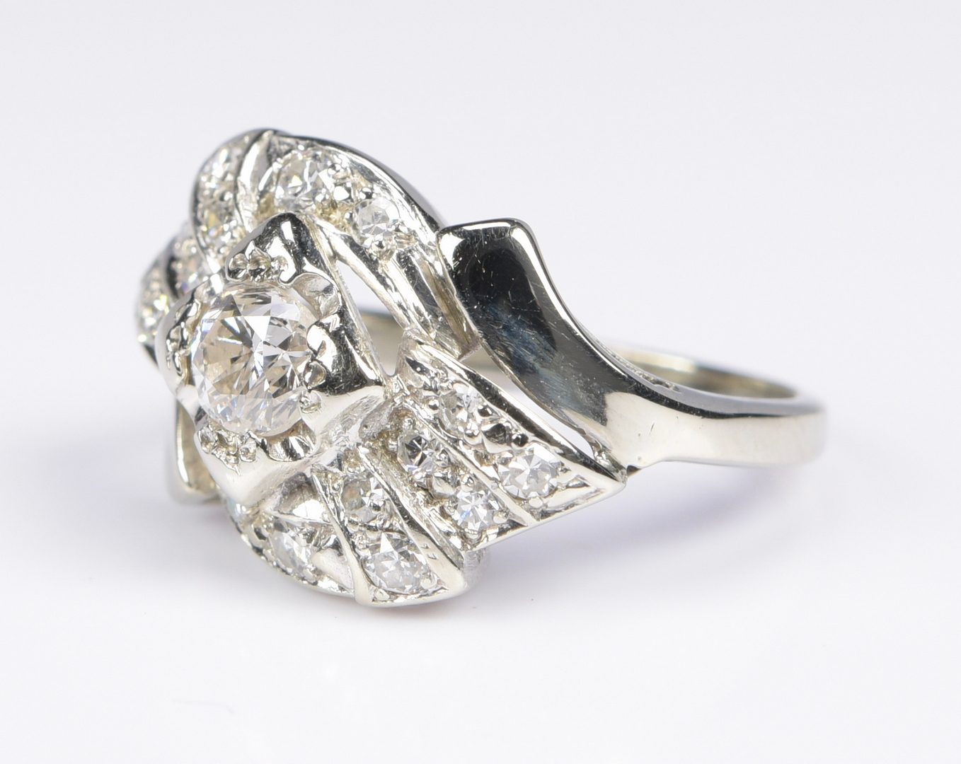 Lot 959: 14K Vintage Diamond Ribbon Ring