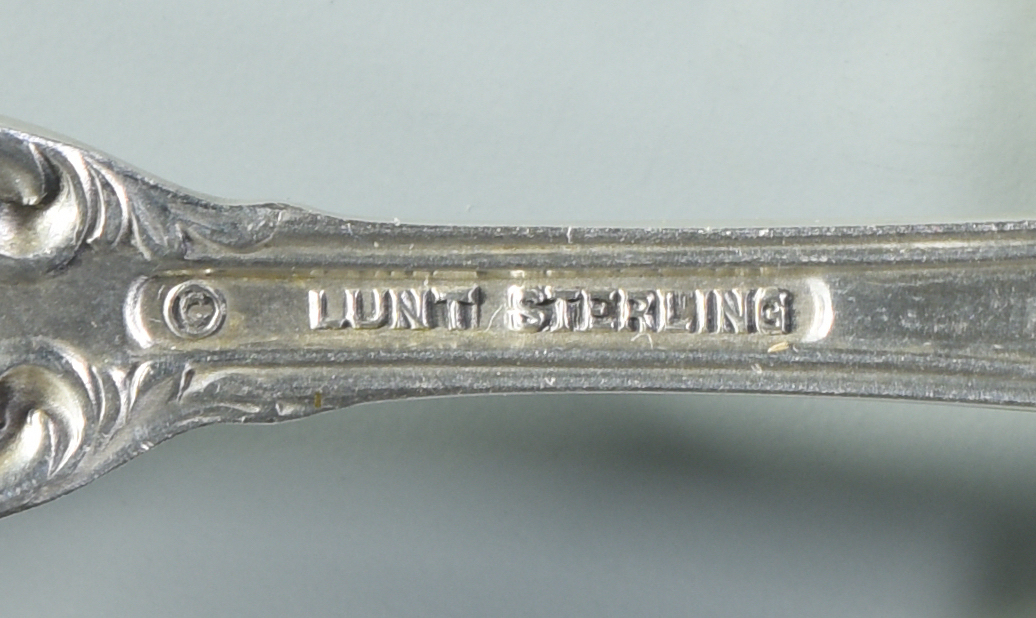 Lot 990: Lunt Belvedere Sterling Flatware, 33 pieces