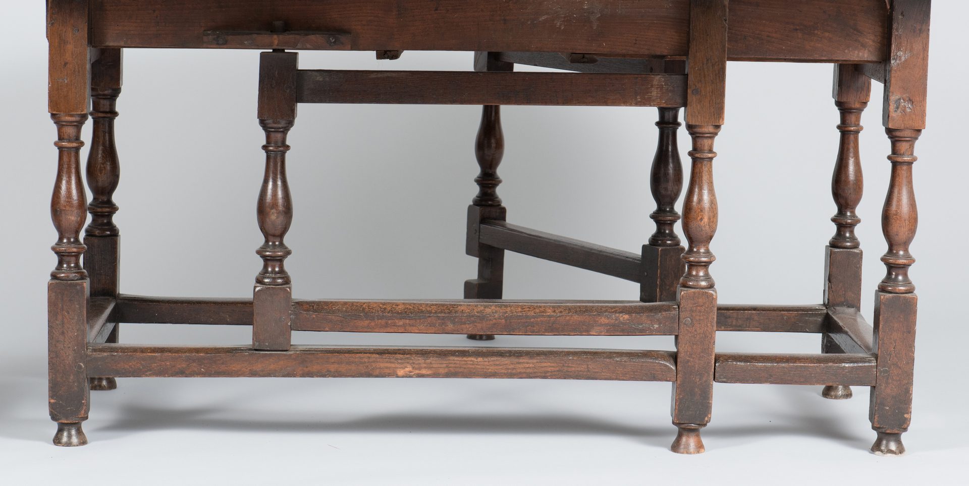 Lot 100: William and Mary Oak Dining Table