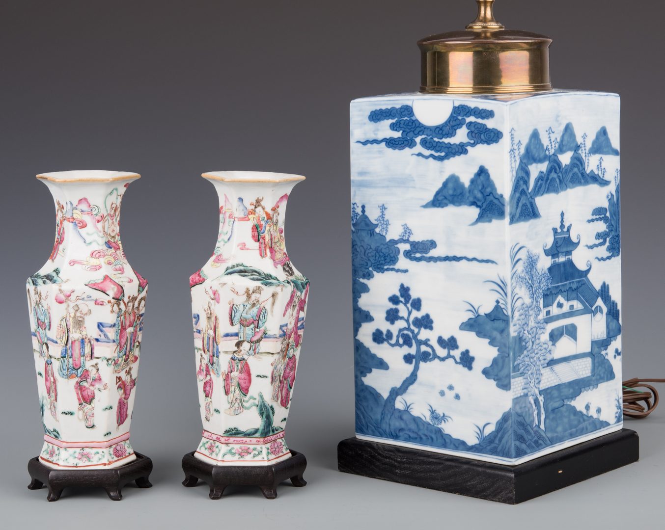Lot 595: Pr. Chinese Famille Rose Vases & Mottahedeh Blue Canton Lamp