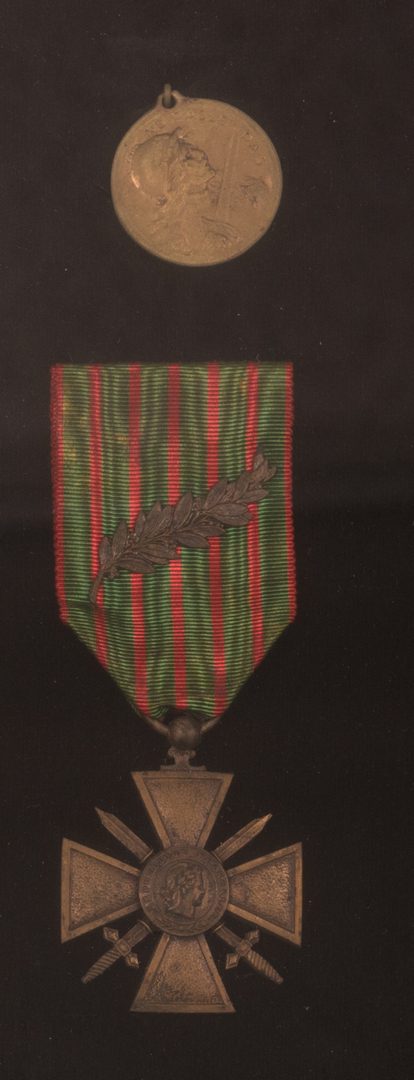 Lot 789: Framed Badges & Medals, incl. WWI