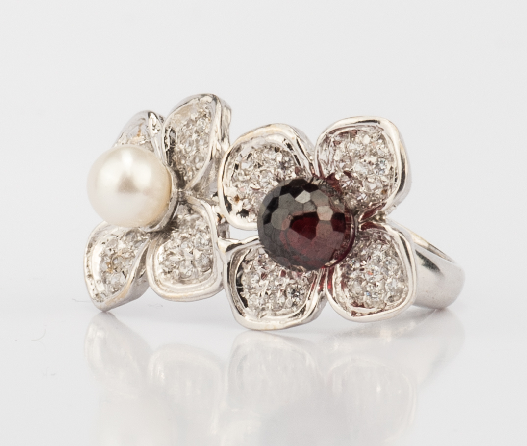Lot 895: 18K Diamond Flower Fashion Ring