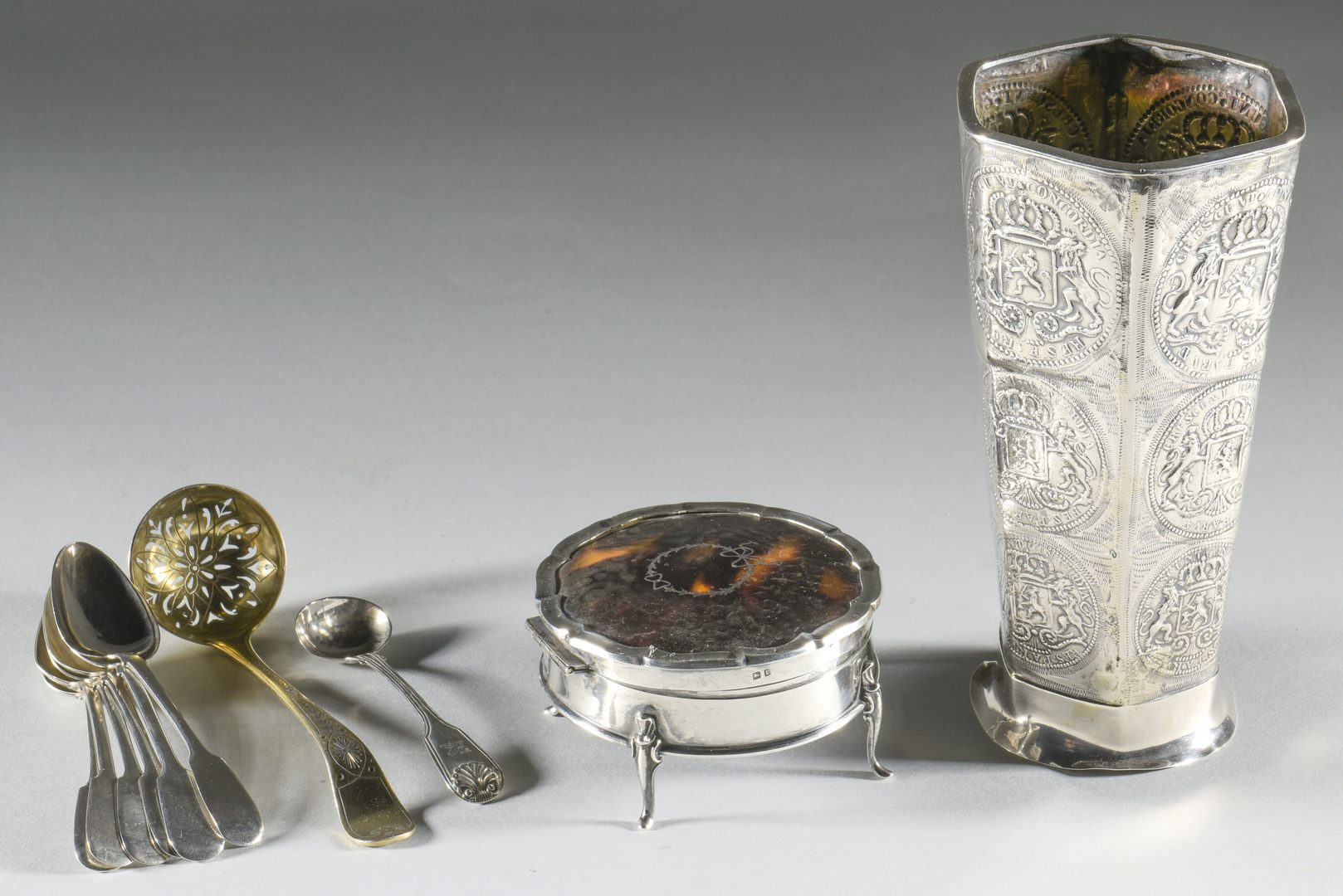 Lot 898: 10 silver items inc. vase