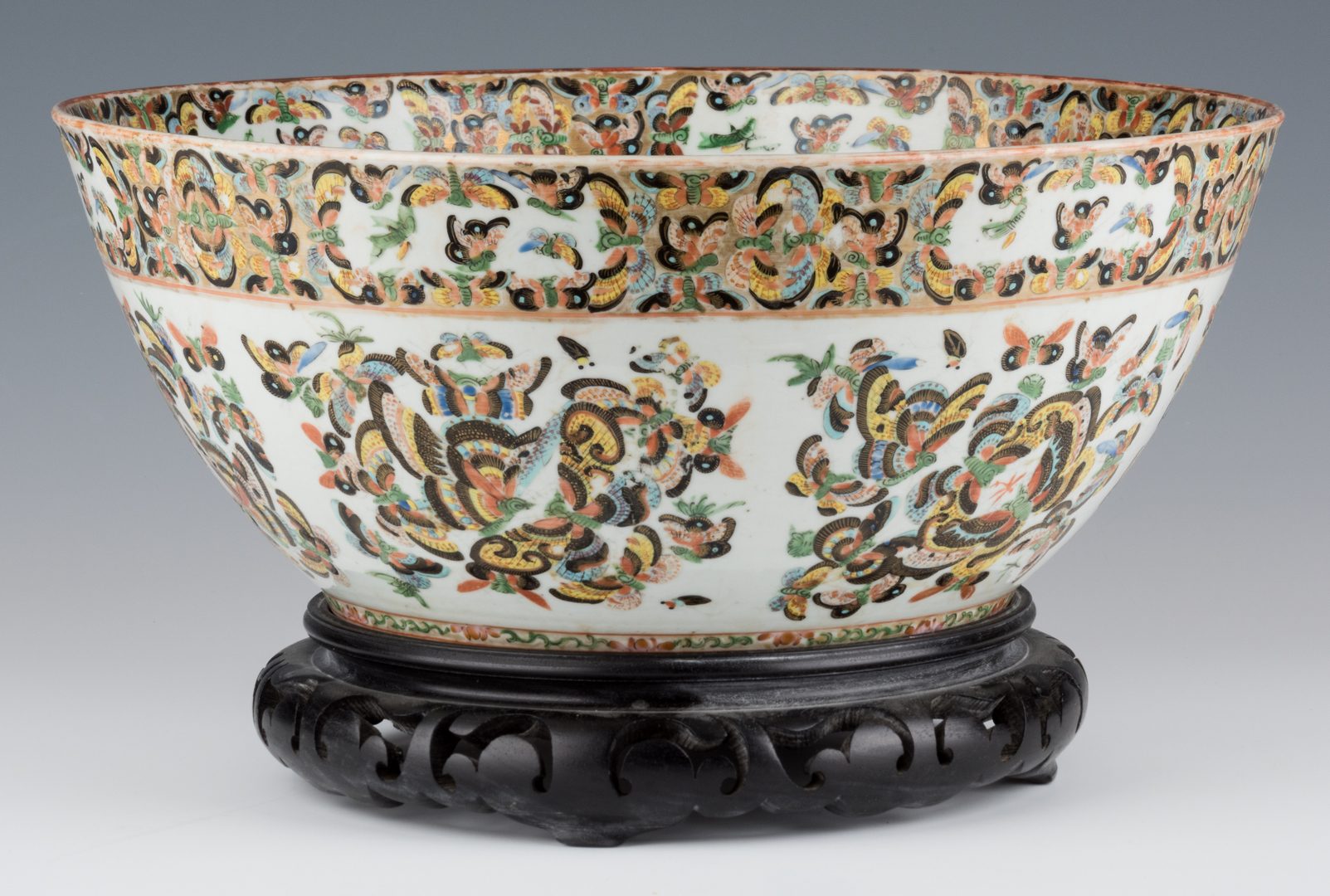 Lot 23: Chinese Export 1000 Butterflies Punch Bowl