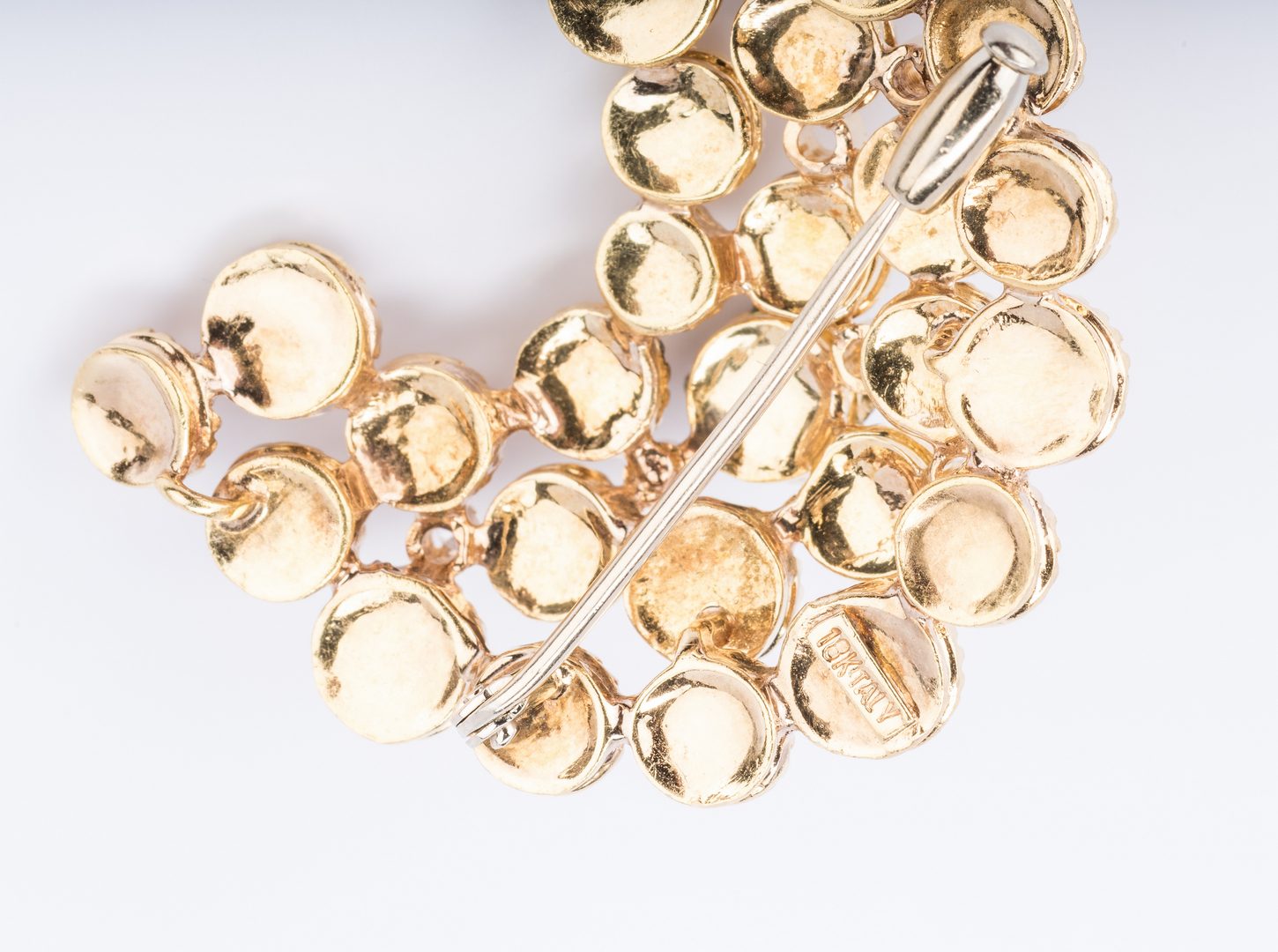 Lot 685: 18K Italian Gold Swirl Pin with Diamonds