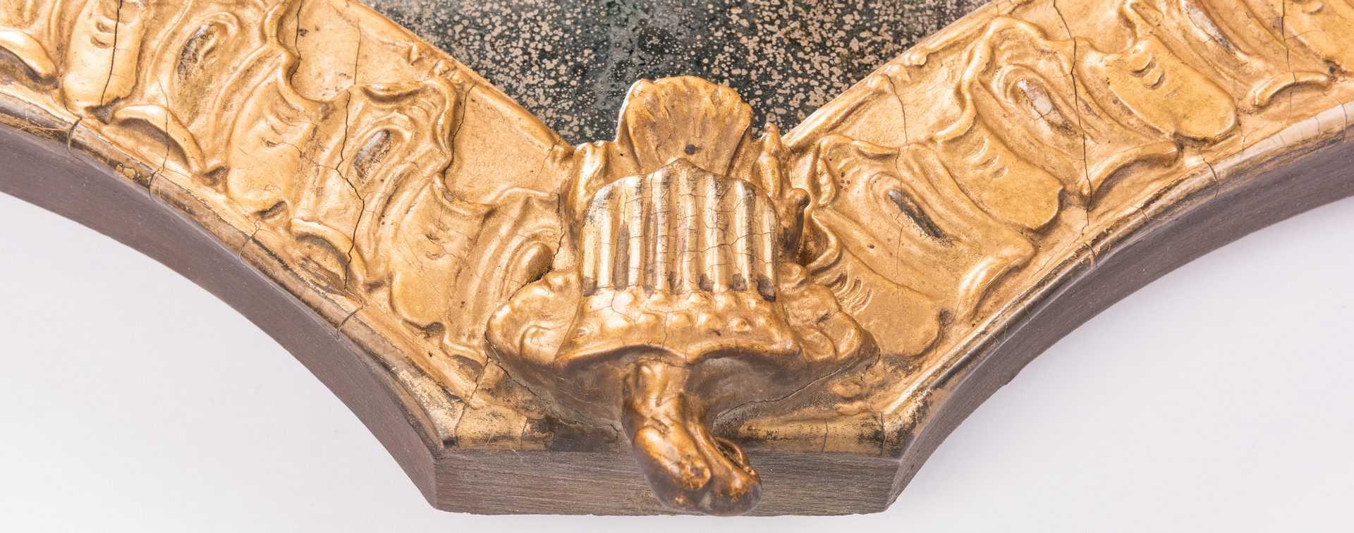 Lot 818: American Federal Gilt Mirror with Eagle